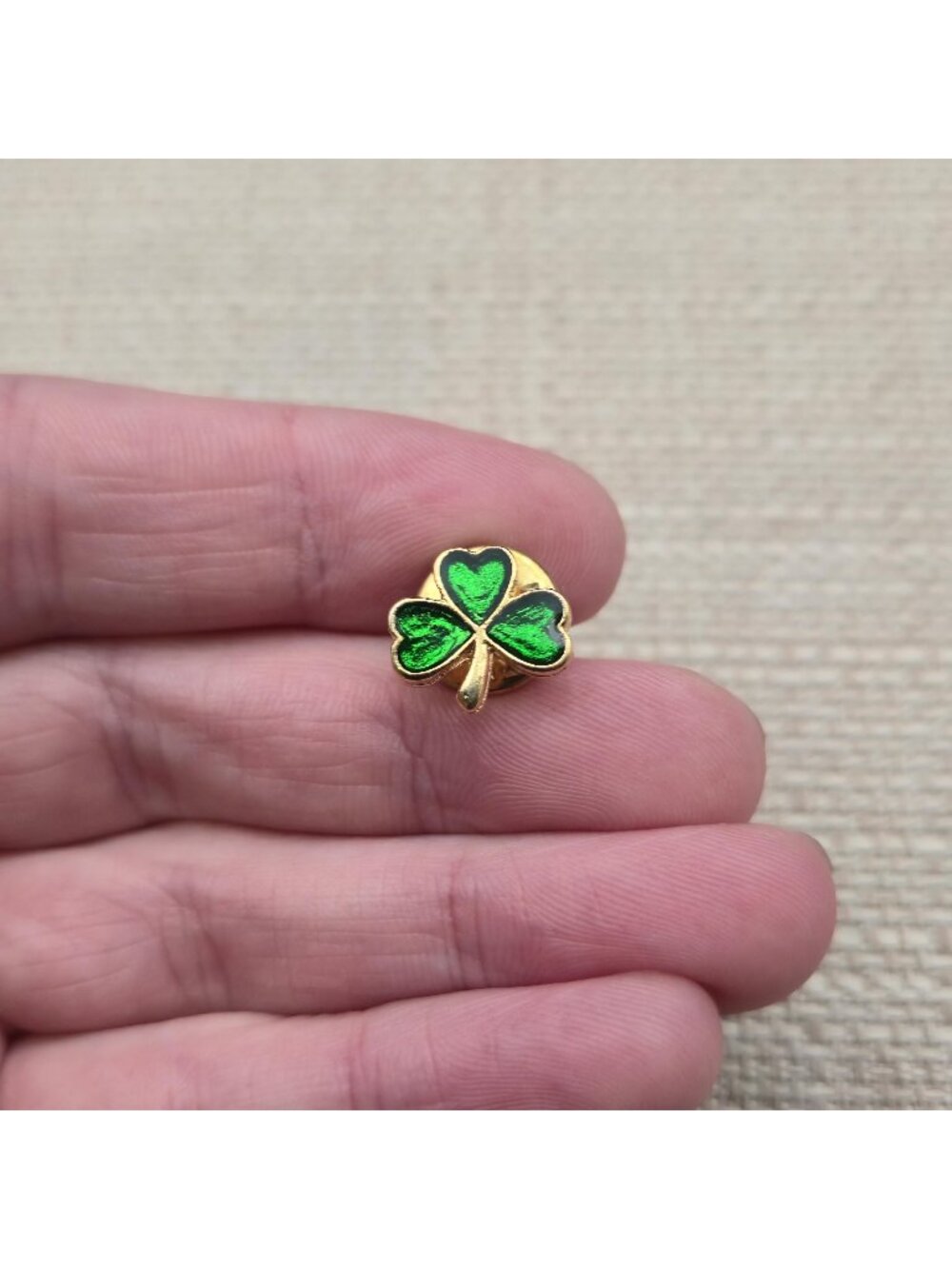 Green Shamrock Clover Enamel Lapel Pin Saint Patricks Day Badge A8844